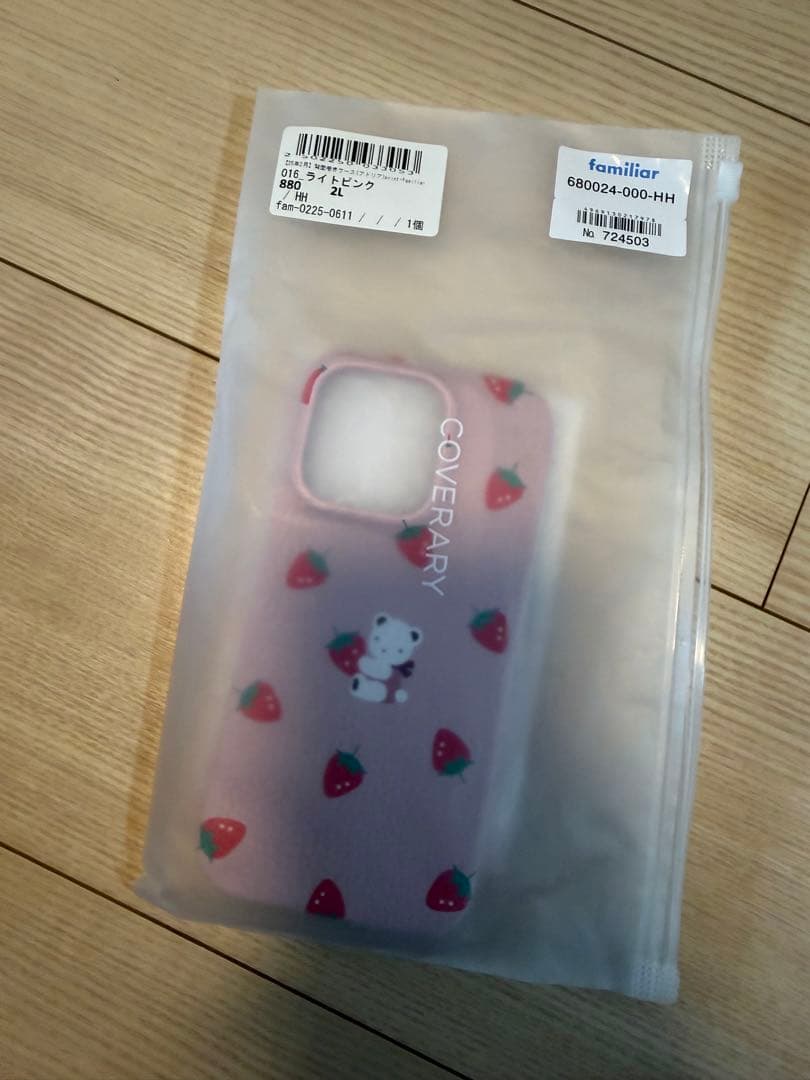 iPhone14pro ケース　ファミリア　いちご