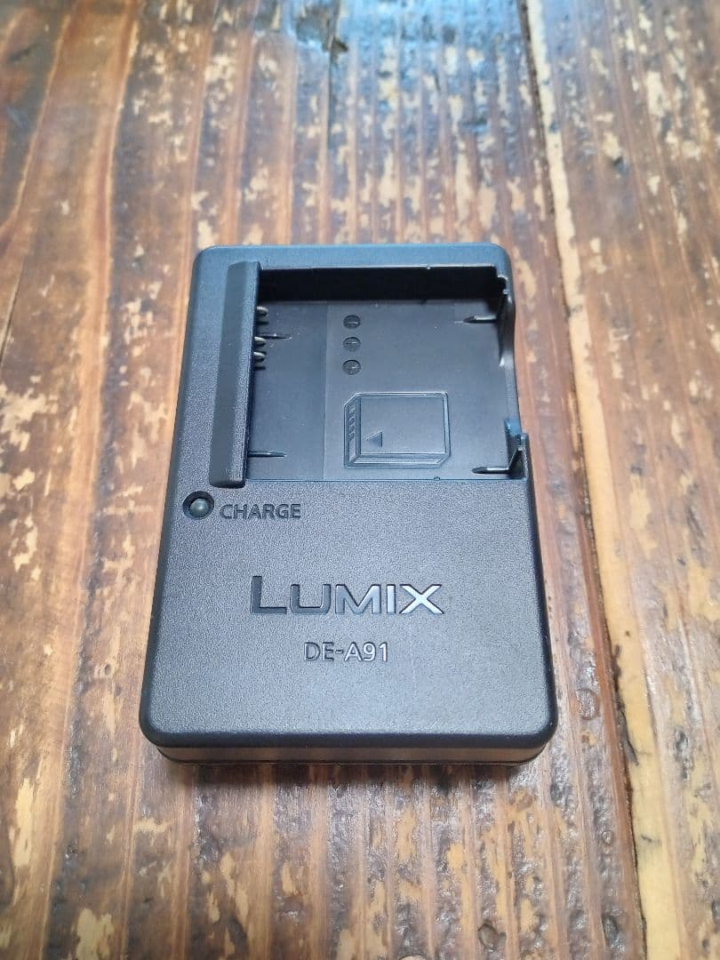 Panasonic DMC-FH5 ピンクデジタルカメラ、充電器、バッテリ―