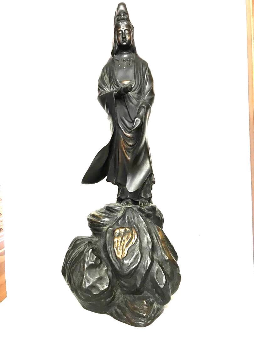 銅製:岩上白衣観世音菩薩立像