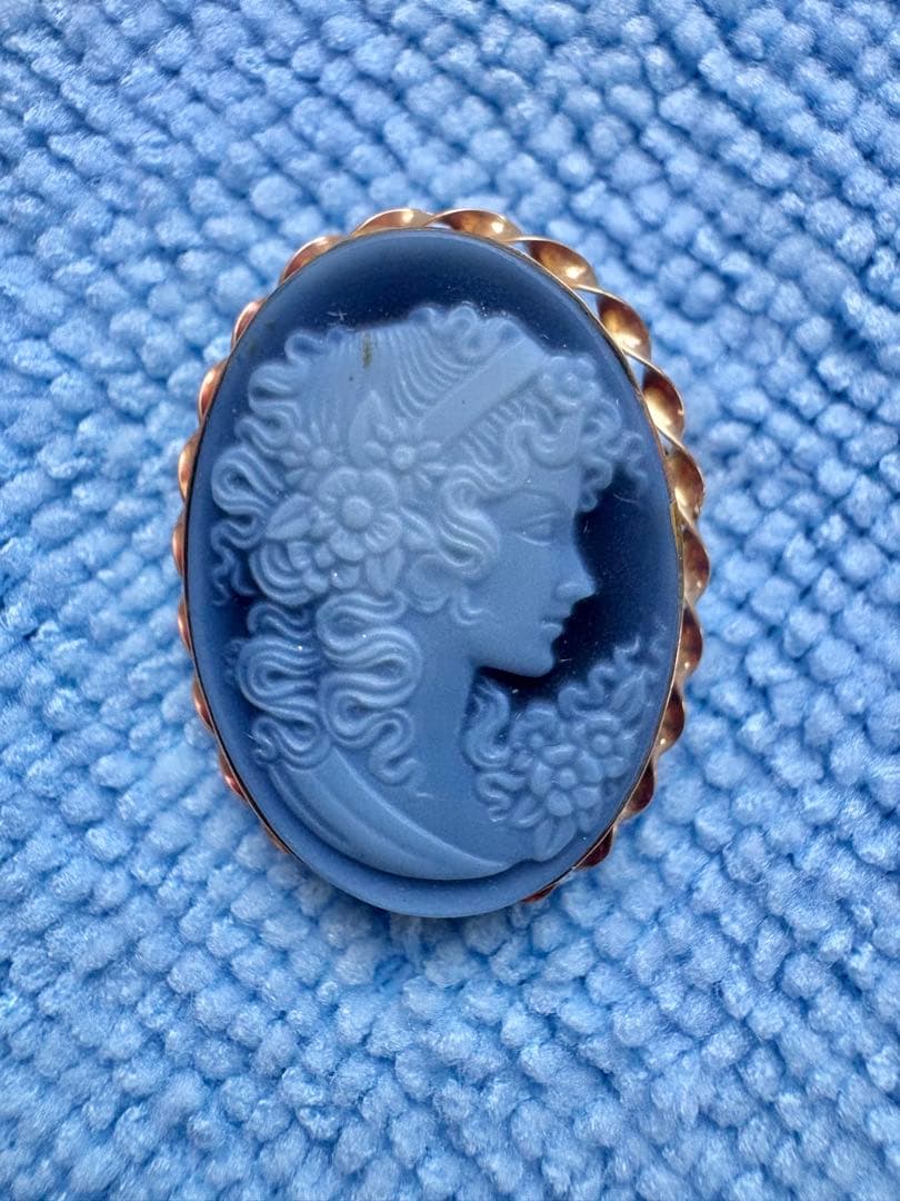 Roberta by APA カメオブローチ