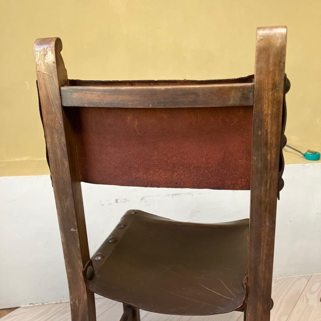装飾彫刻入りスタッズ付き革椅子イギリスアンティーク本革ヴィンテージ