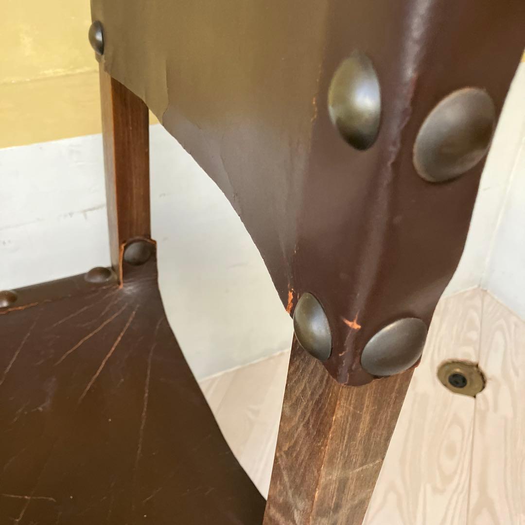 装飾彫刻入りスタッズ付き革椅子イギリスアンティーク本革ヴィンテージ