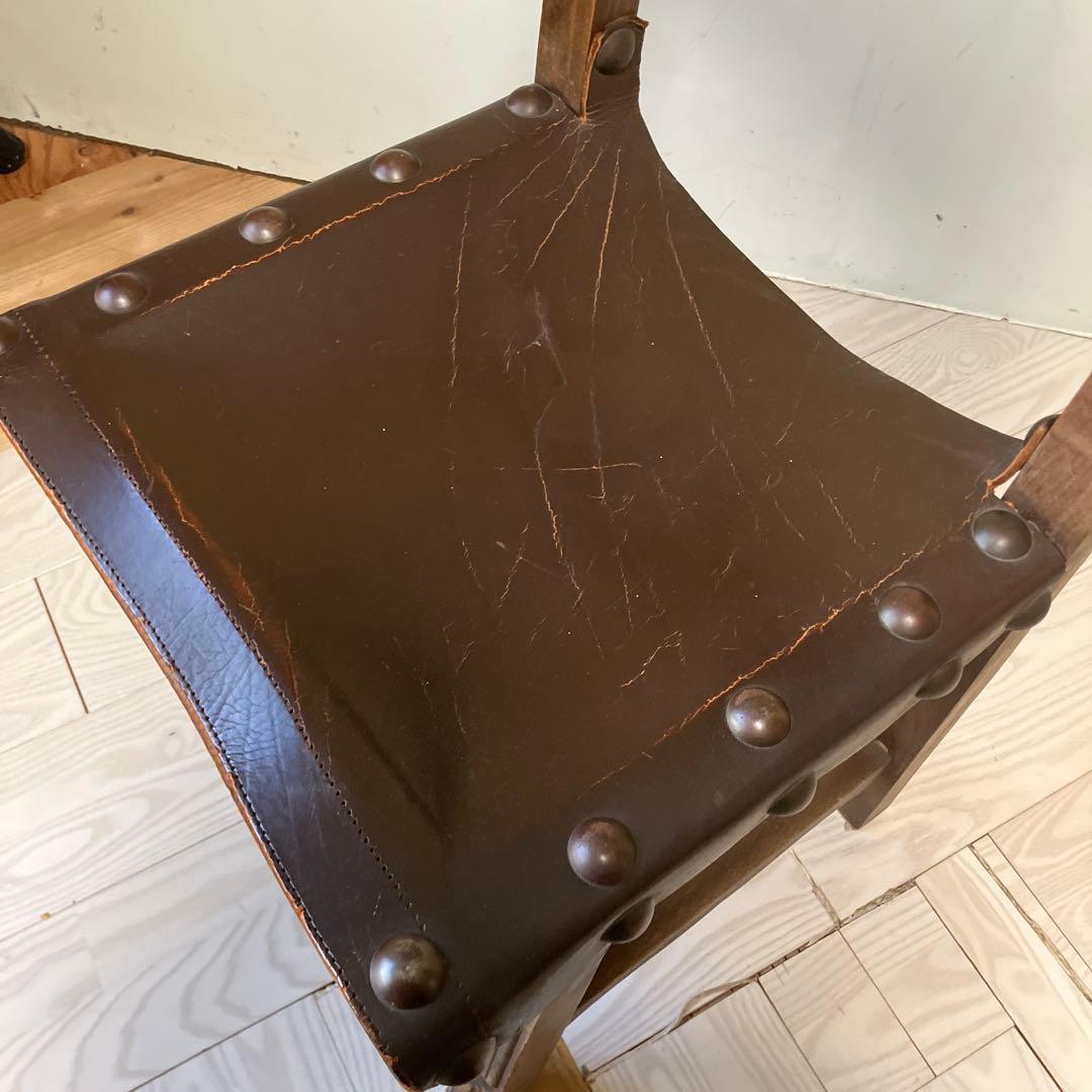 装飾彫刻入りスタッズ付き革椅子イギリスアンティーク本革ヴィンテージ