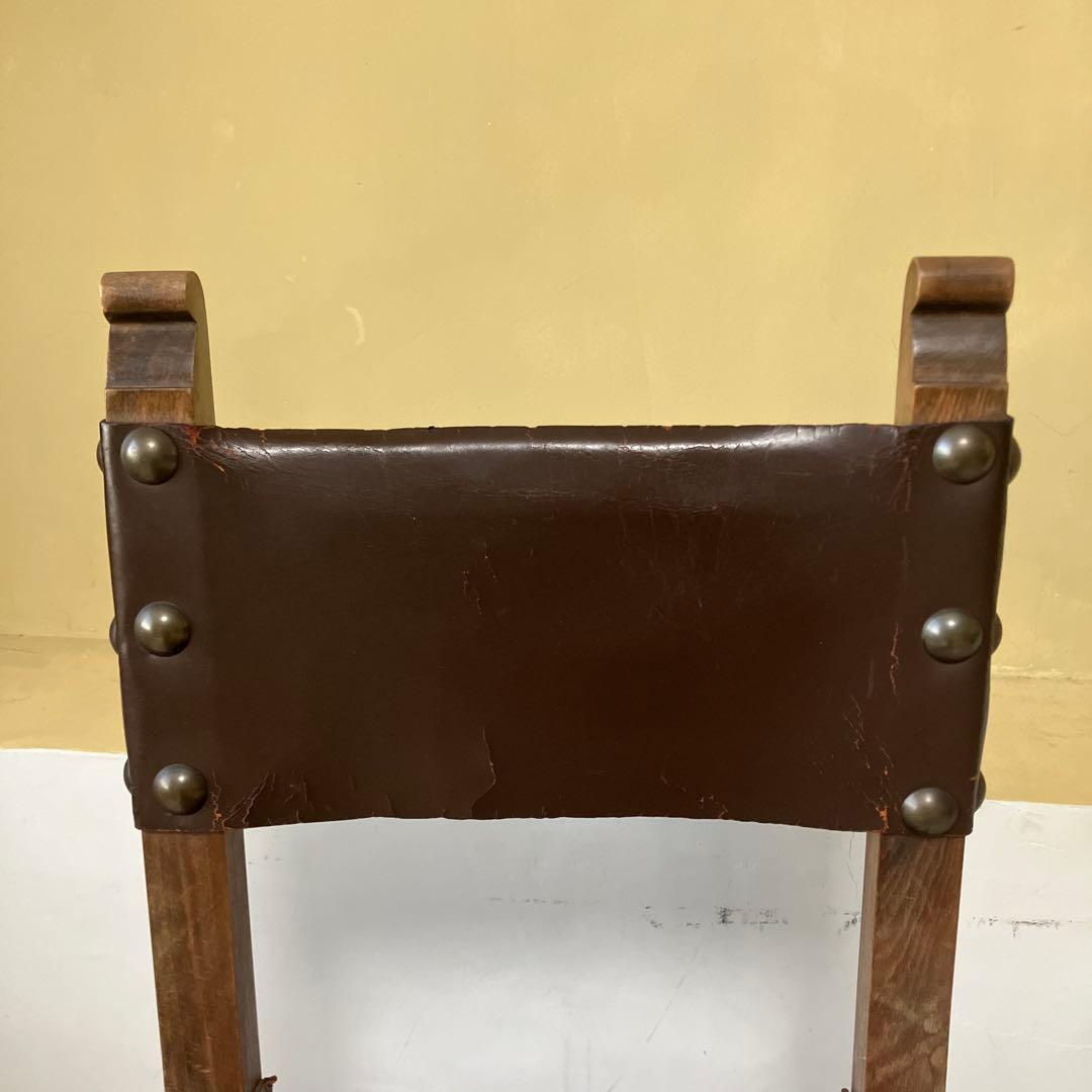 装飾彫刻入りスタッズ付き革椅子イギリスアンティーク本革ヴィンテージ