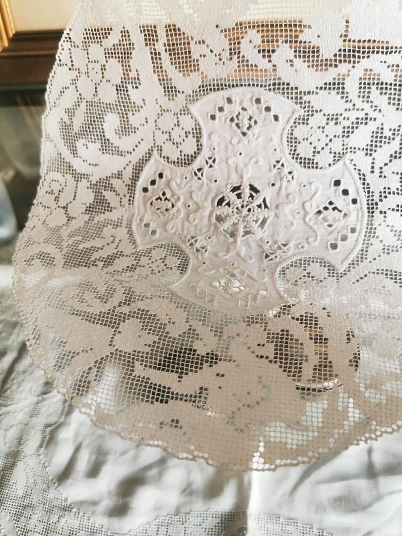 アンティークイタリア 女神と犬のフィレレース レティセラプント刺繍リネンドイリー