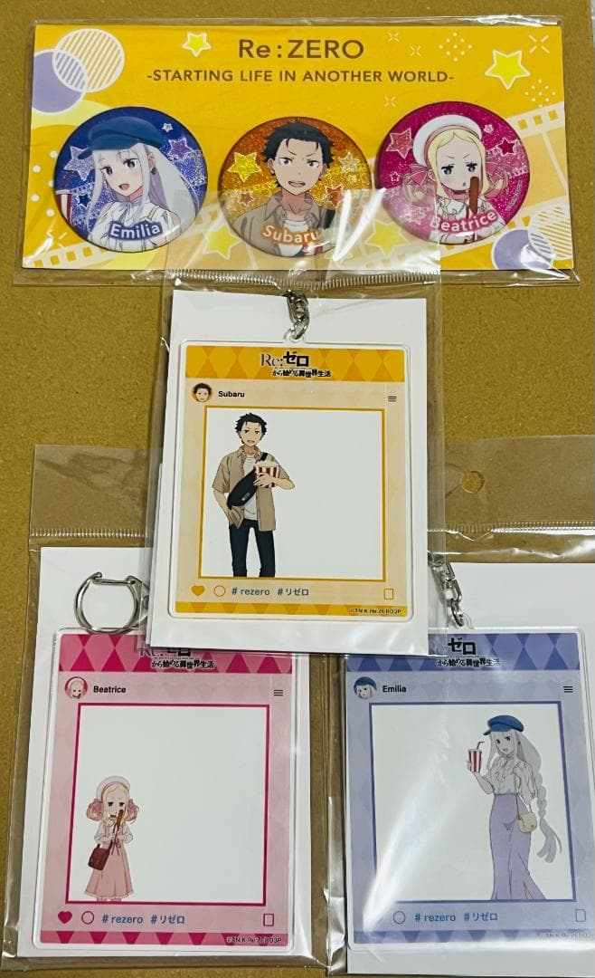 リゼロ　スバル　エミリア　ベアトリス　フォトフレーム風キーホルダー　缶バッチ