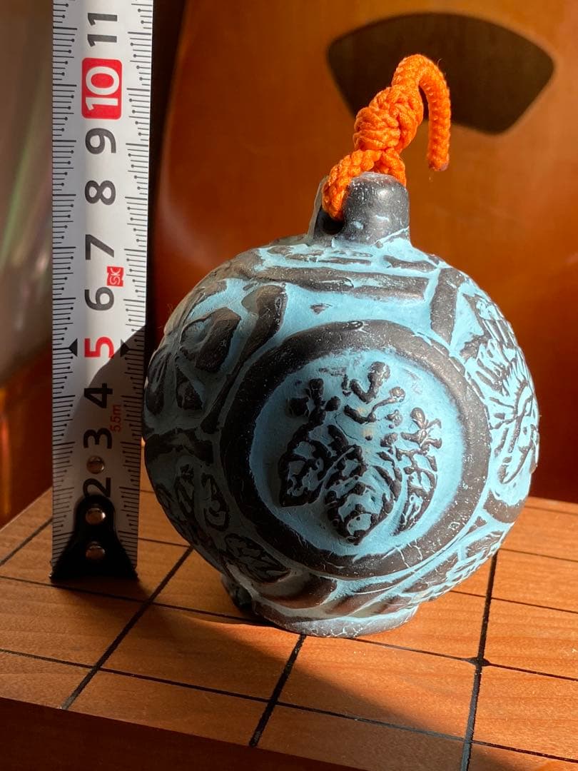 青と黒の彫刻模様の陶器球 土鈴 風鈴