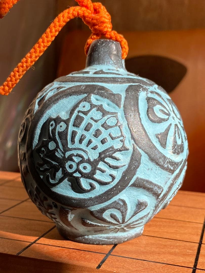 青と黒の彫刻模様の陶器球 土鈴 風鈴