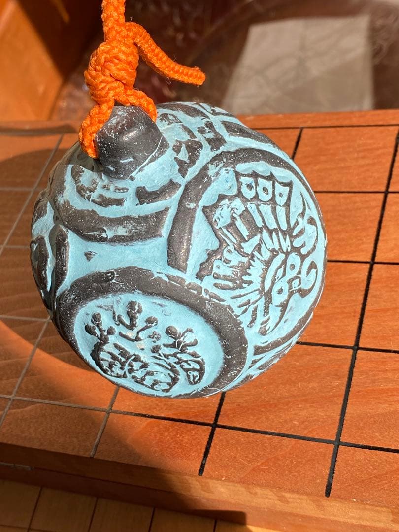 青と黒の彫刻模様の陶器球 土鈴 風鈴
