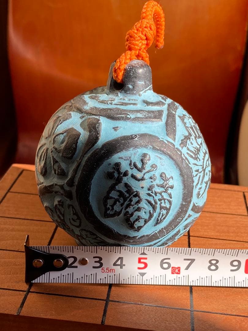 青と黒の彫刻模様の陶器球 土鈴 風鈴