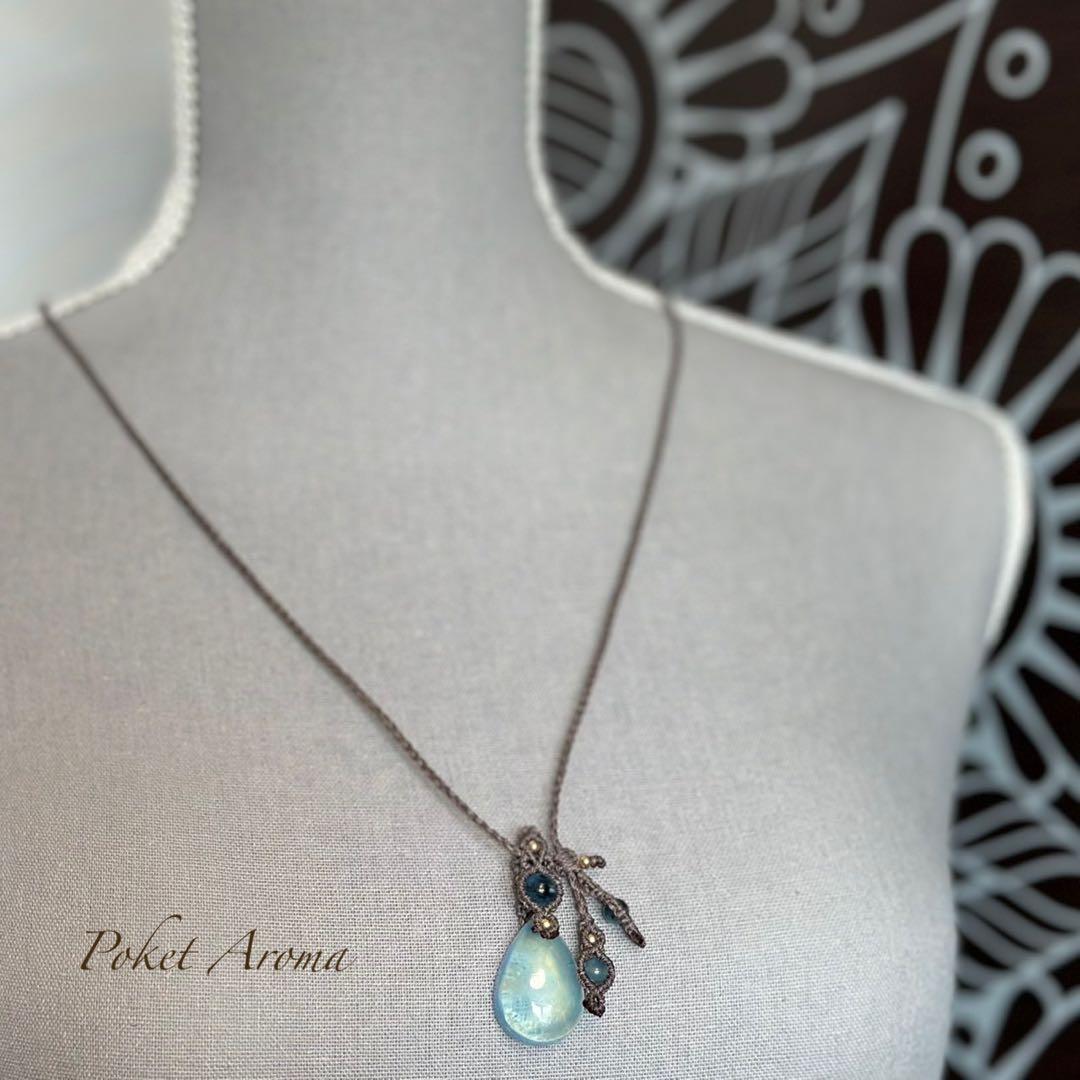 『天海』オーロラシラー入りアクアマリンとブラックアクアマリンのマクラメネックレス