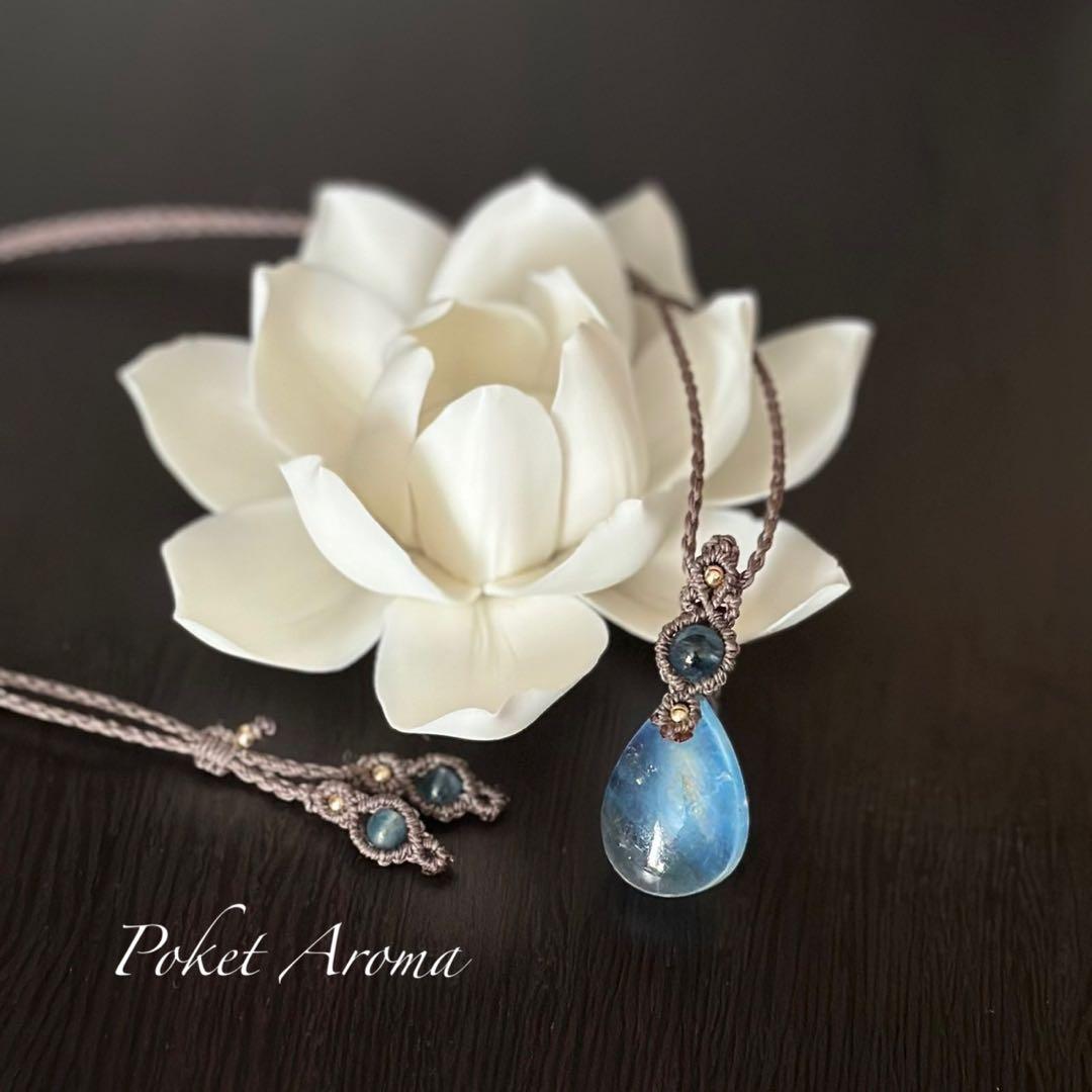 『天海』オーロラシラー入りアクアマリンとブラックアクアマリンのマクラメネックレス