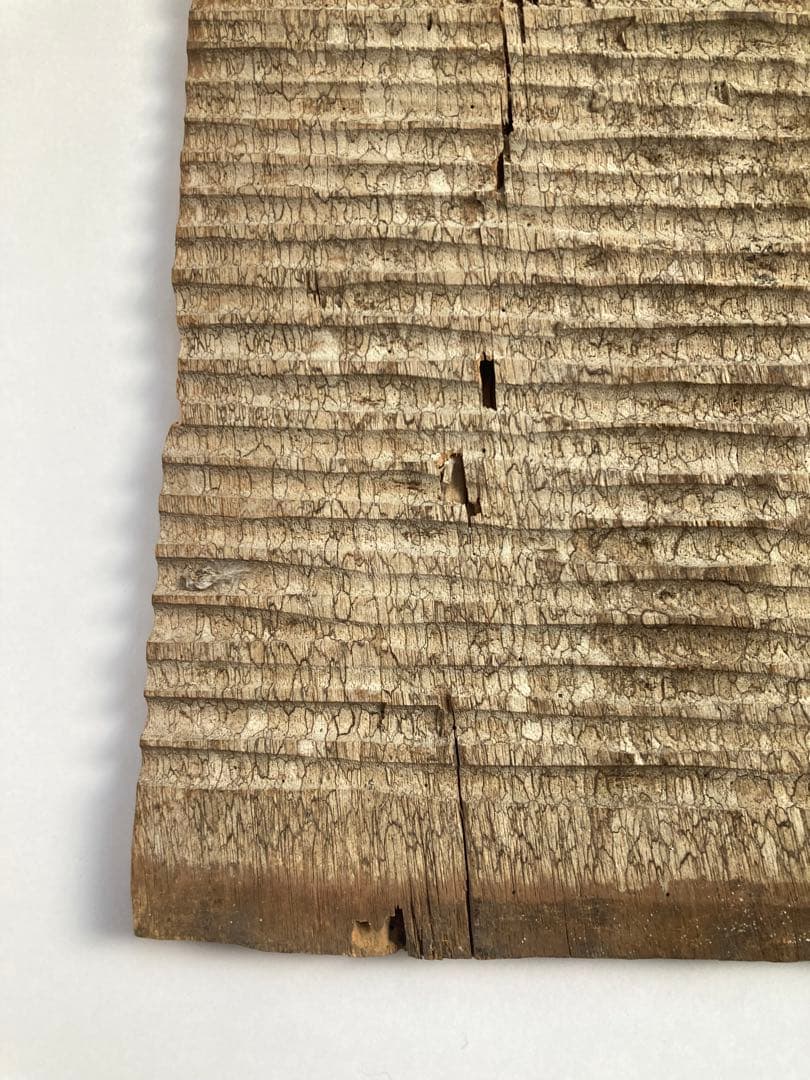 スラウェシ島　トラジャ族の穀物庫の壁板