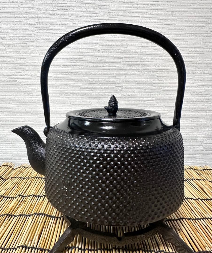 未使用品　成龍堂鋳造所 伝統工芸士 及川　齋（齋峰)造　１８型アラレ　南部鉄瓶