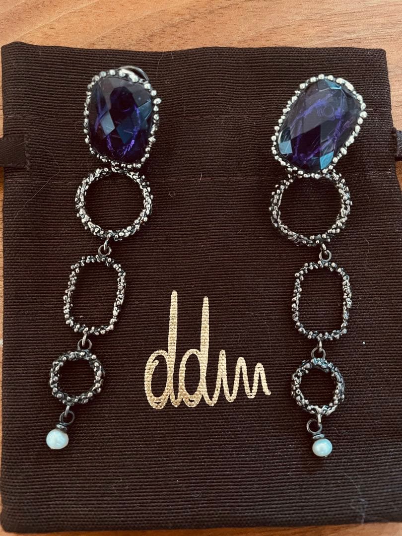 ダニエラ・デ・マルキ　ピアス