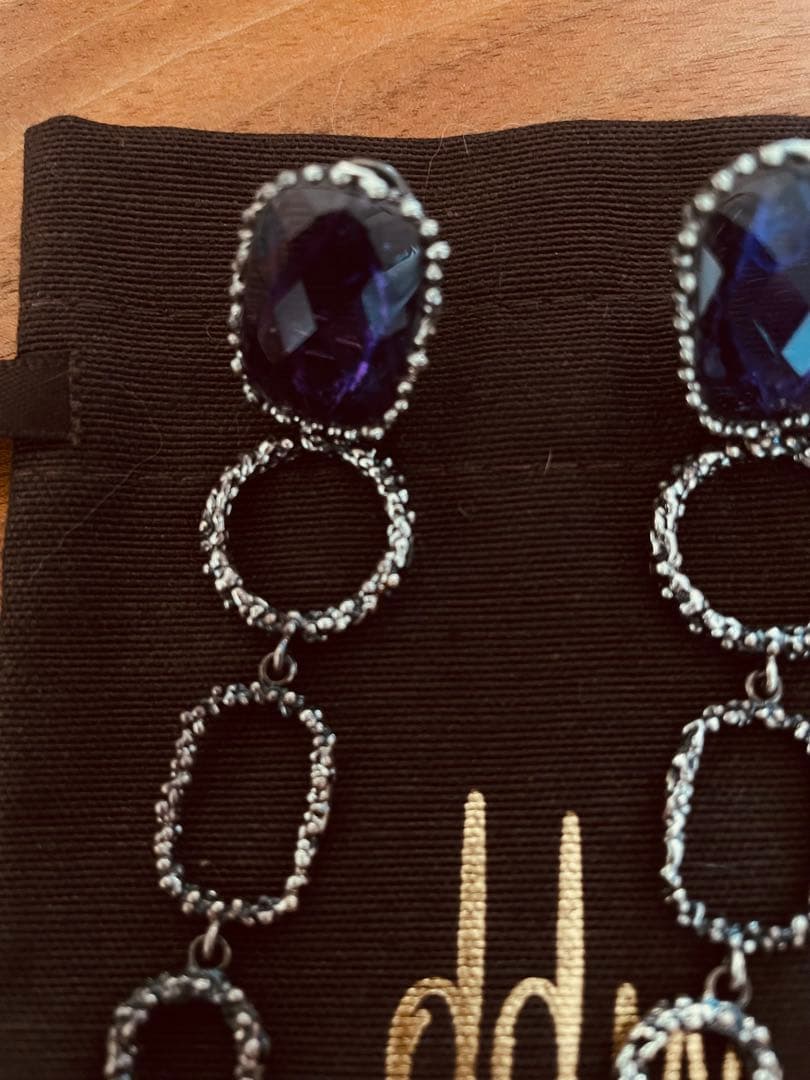 ダニエラ・デ・マルキ　ピアス