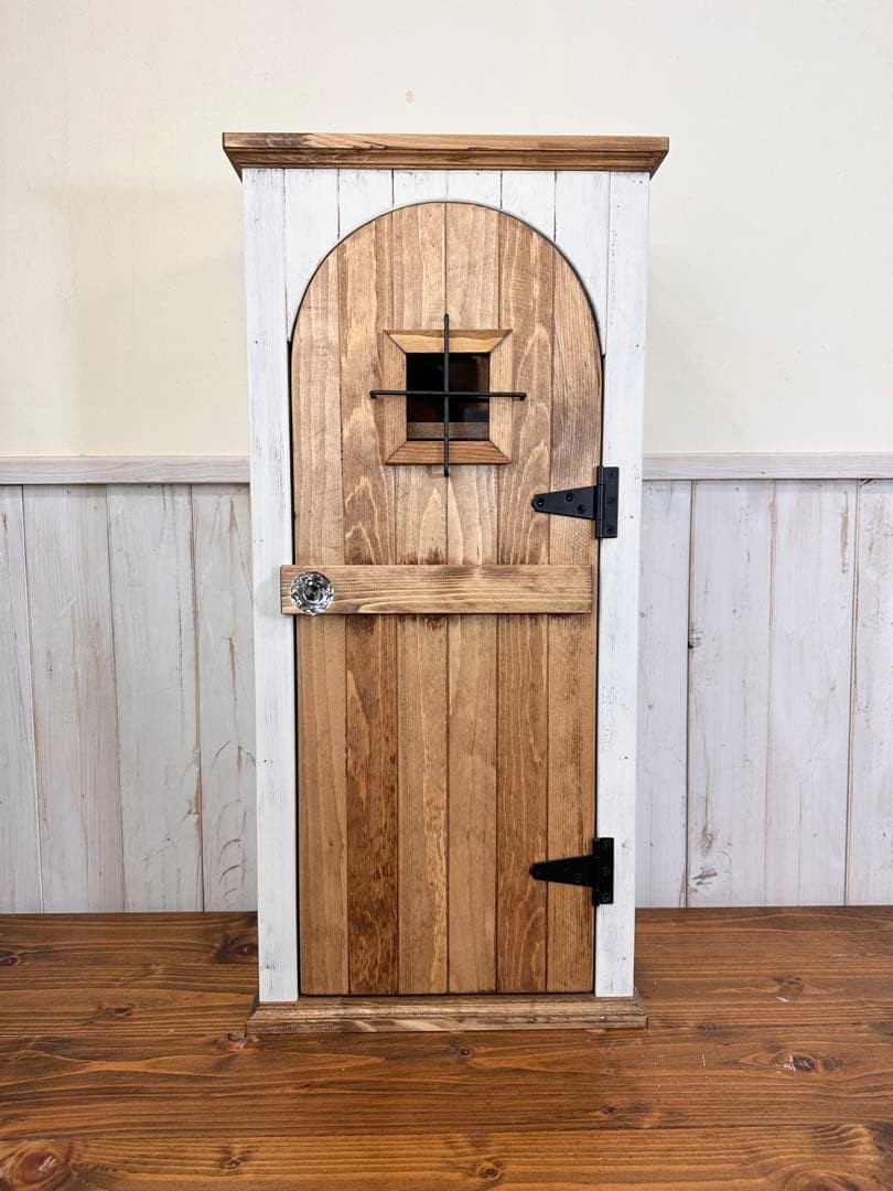 【1点のみ】アンティークな扉のようなキャビネット　キズありのためお値下げ