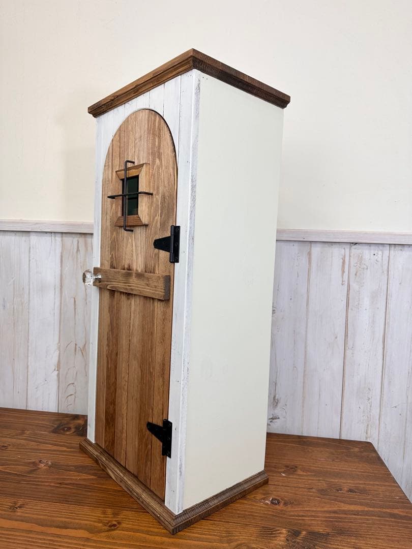 【1点のみ】アンティークな扉のようなキャビネット　キズありのためお値下げ