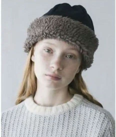 マチュアーハ リバーシブルボアビーニー　ネイビー×ブラウン