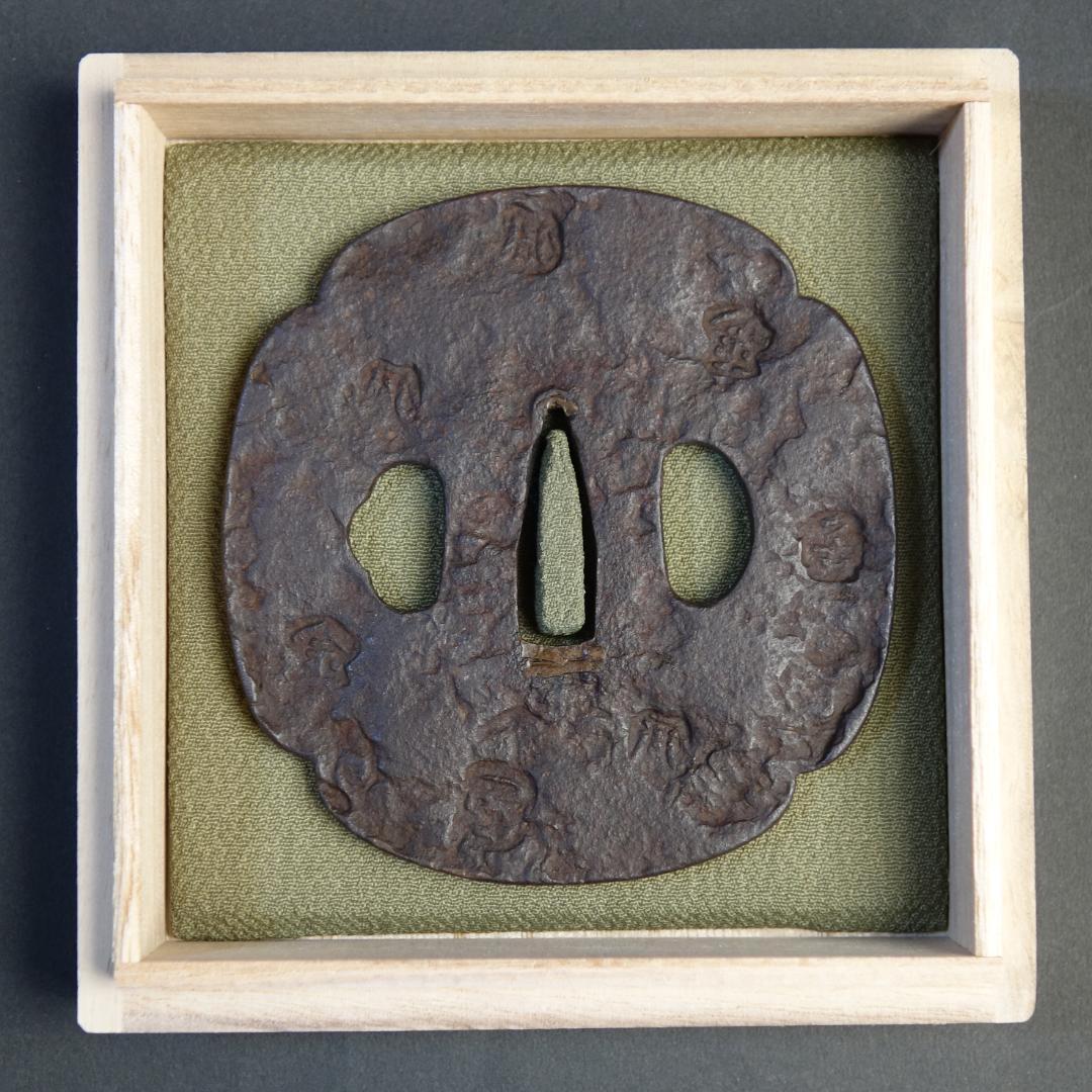 【刻印散図鐔 銘 山城国 天法】(鑑定書有) 鍔 鐔 刀装具 日本刀 武具 骨董