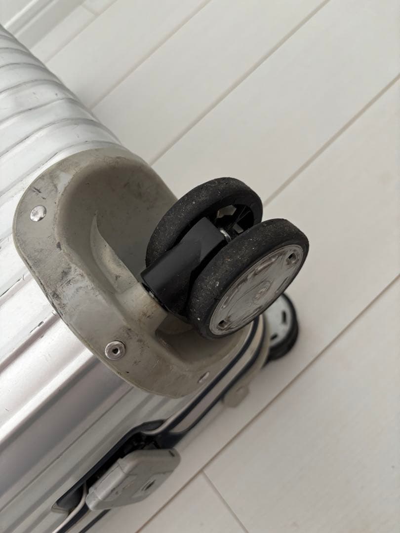 リモワ　RIMOWAアルミキャリーケース 中型 ステッカー付き