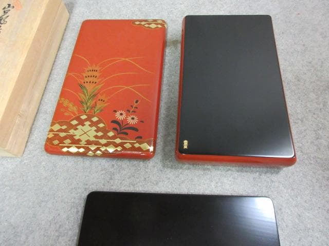 桑原謹製大内塗朱塗金彩蒔絵花柄文庫と硯箱と小物入れの3点共箱付 [B25507]
