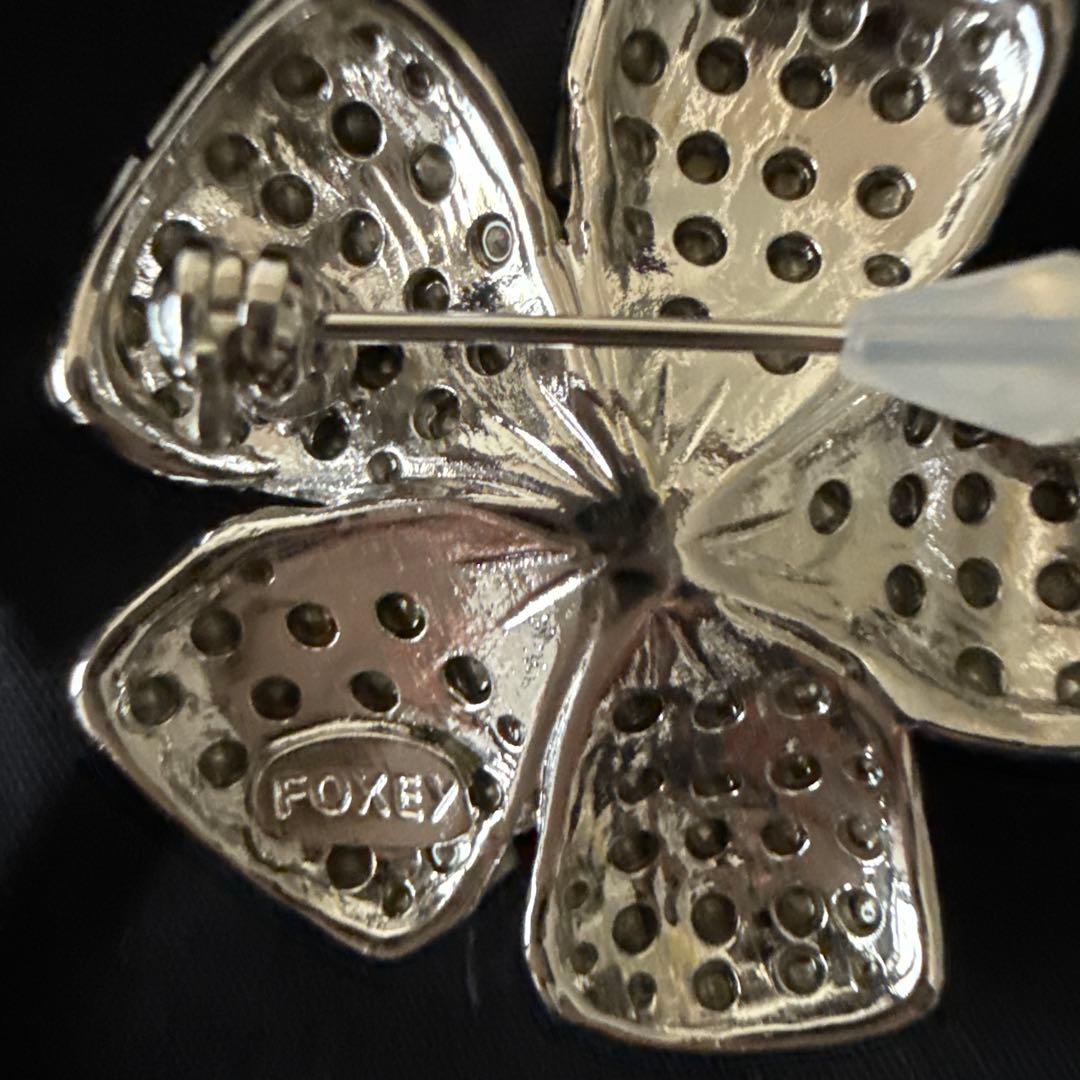 FOXEY ホワイト花モチーフブローチ　美品　袋付き