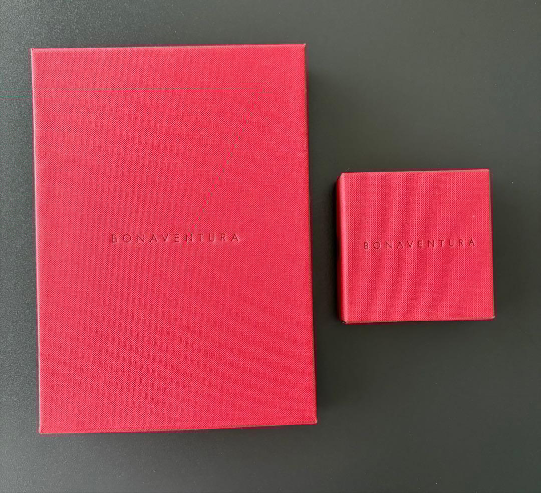 【こおぶた】ボナベンチュラ iPhone 15 ケース ＆ロングストラップ