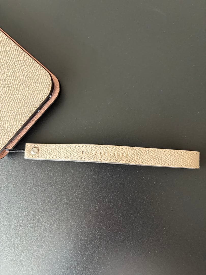 【こおぶた】ボナベンチュラ iPhone 15 ケース ＆ロングストラップ