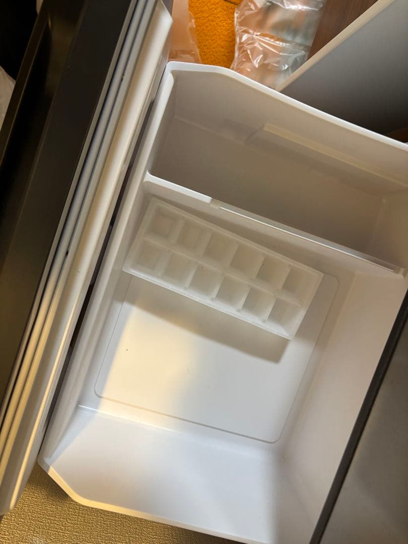シルバー 2ドア冷蔵庫 冷凍室下部配置