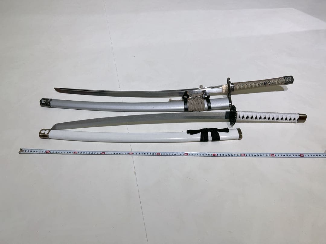 白色と銀色の二刀流刀　金属刀と木製刀の2本セット