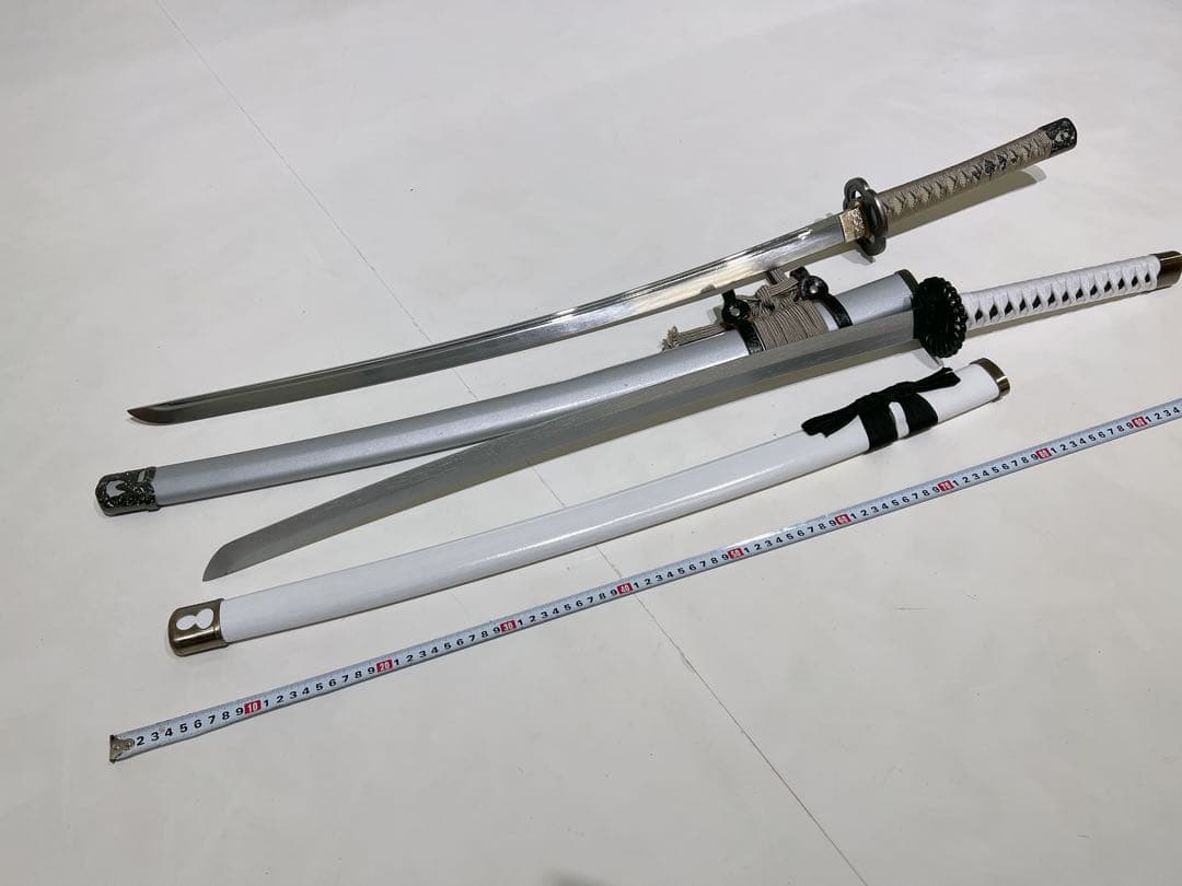 白色と銀色の二刀流刀　金属刀と木製刀の2本セット