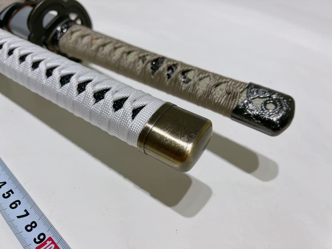 白色と銀色の二刀流刀　金属刀と木製刀の2本セット