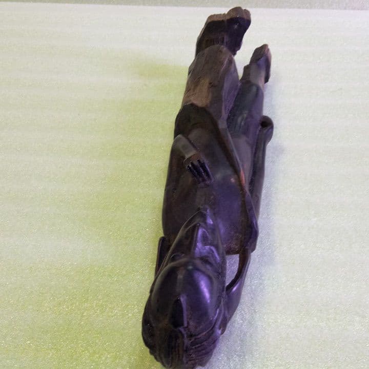 マコンデ族の黒檀男女像