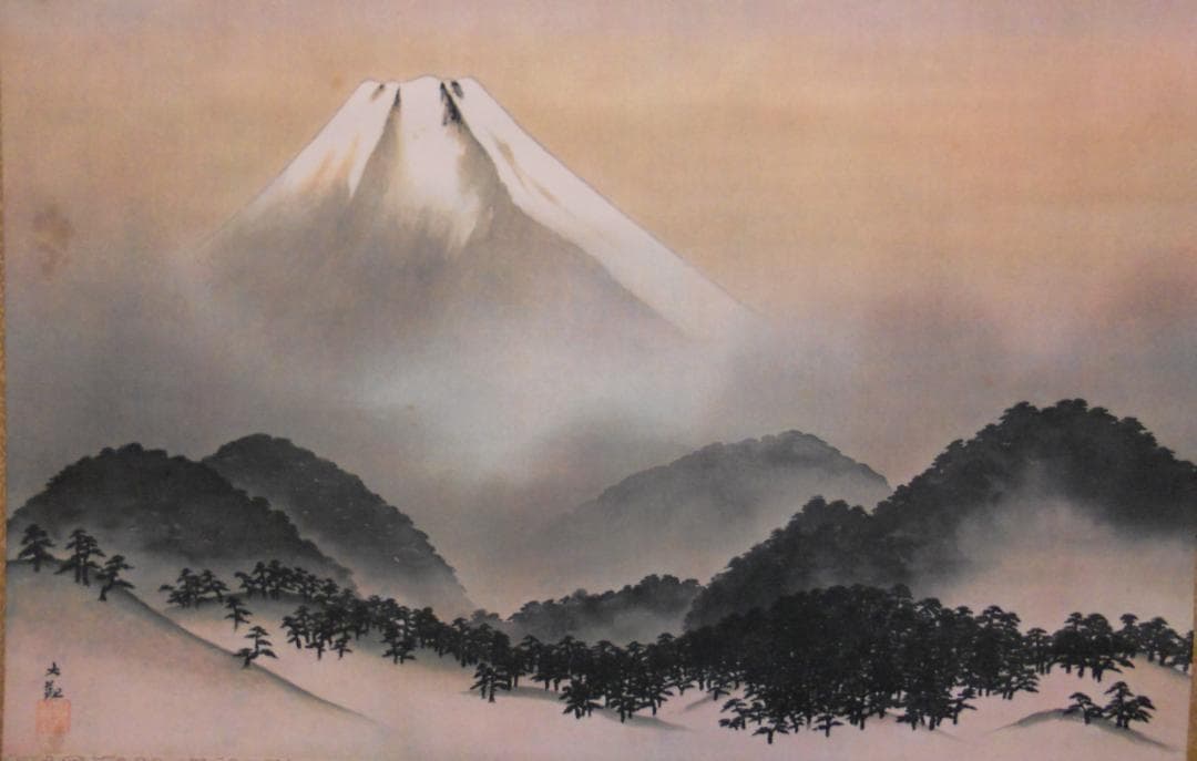 掛け軸 横山大観 霊峰富士図 絹本 名品 複製 希少 軸装 茶道具 掛軸  です