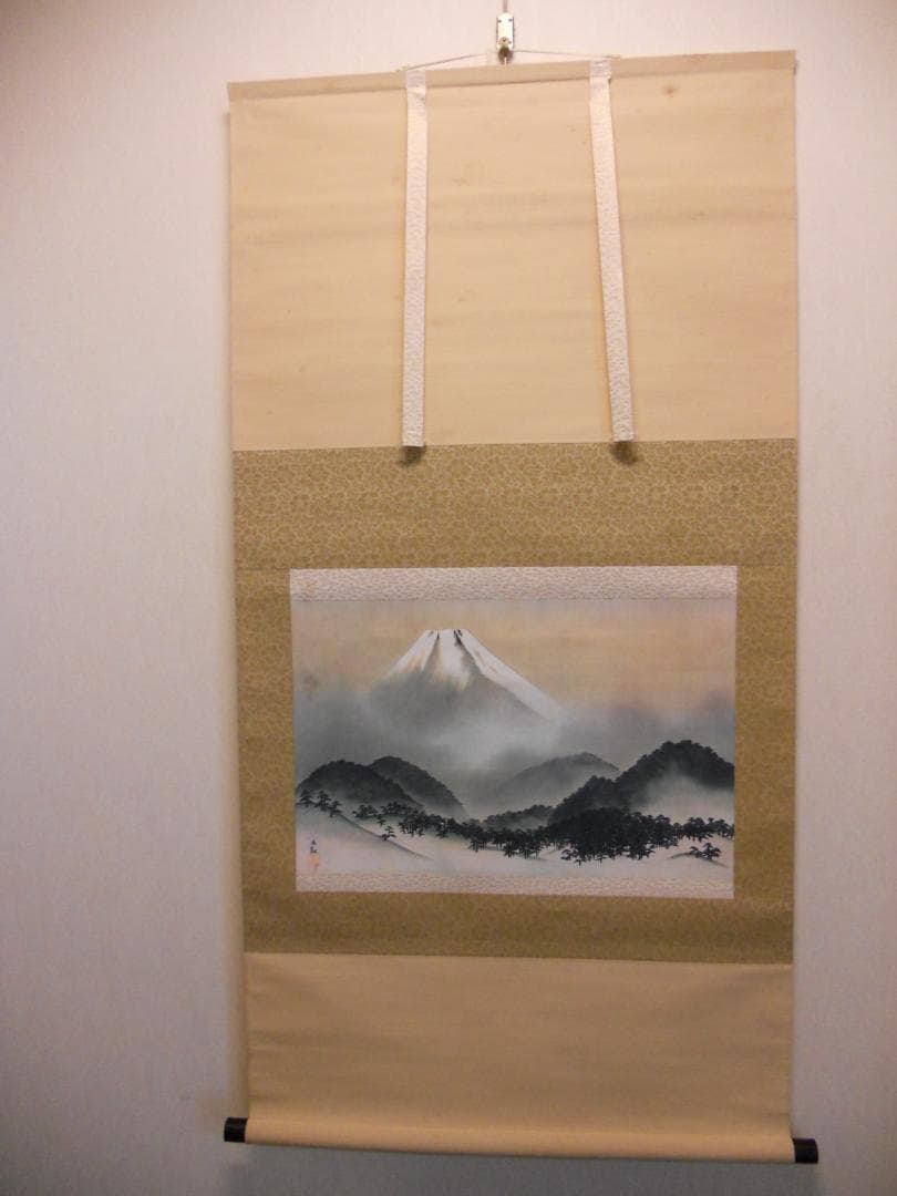 掛け軸 横山大観 霊峰富士図 絹本 名品 複製 希少 軸装 茶道具 掛軸  です
