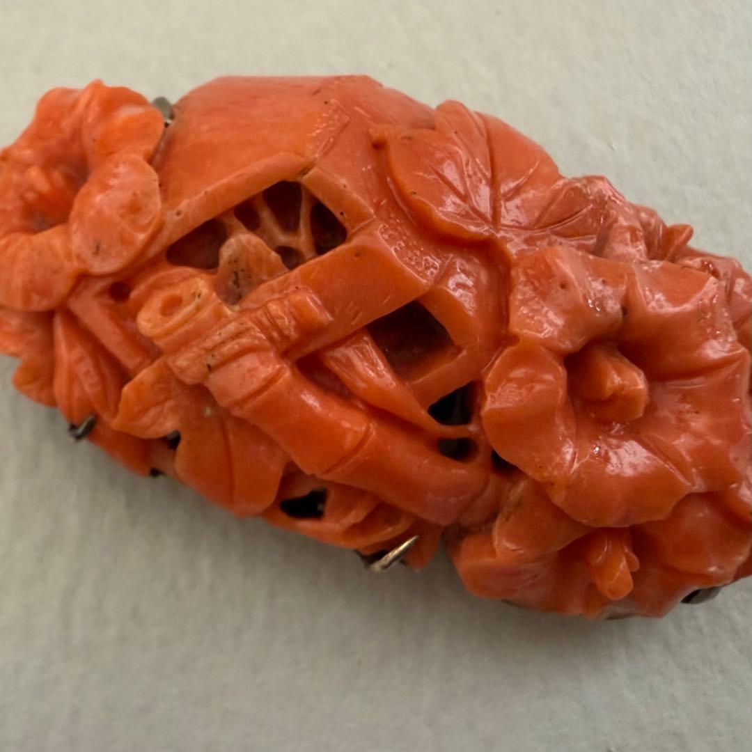 アンティーク珊瑚帯留　花籠　美しい彫り　台は合金