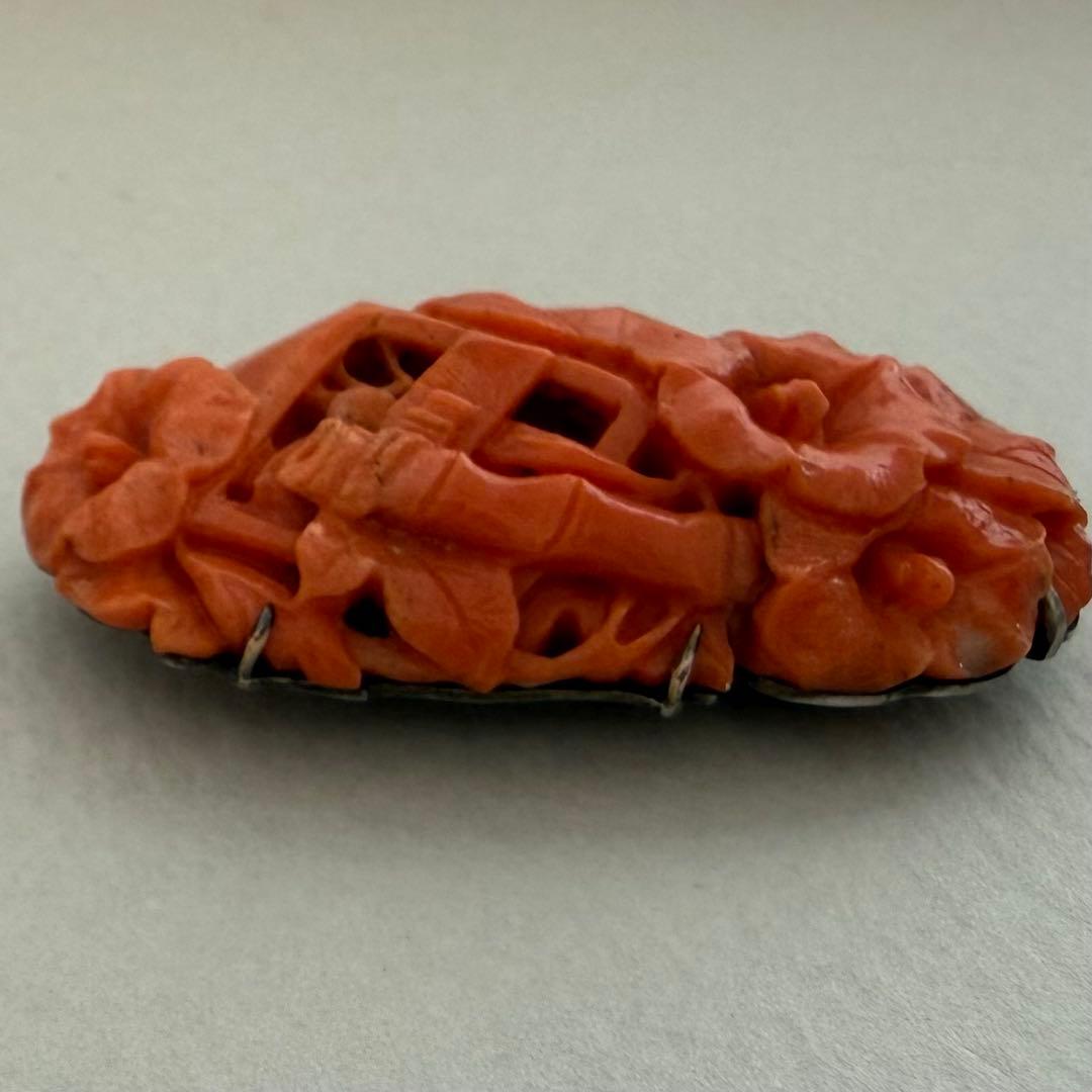 アンティーク珊瑚帯留　花籠　美しい彫り　台は合金