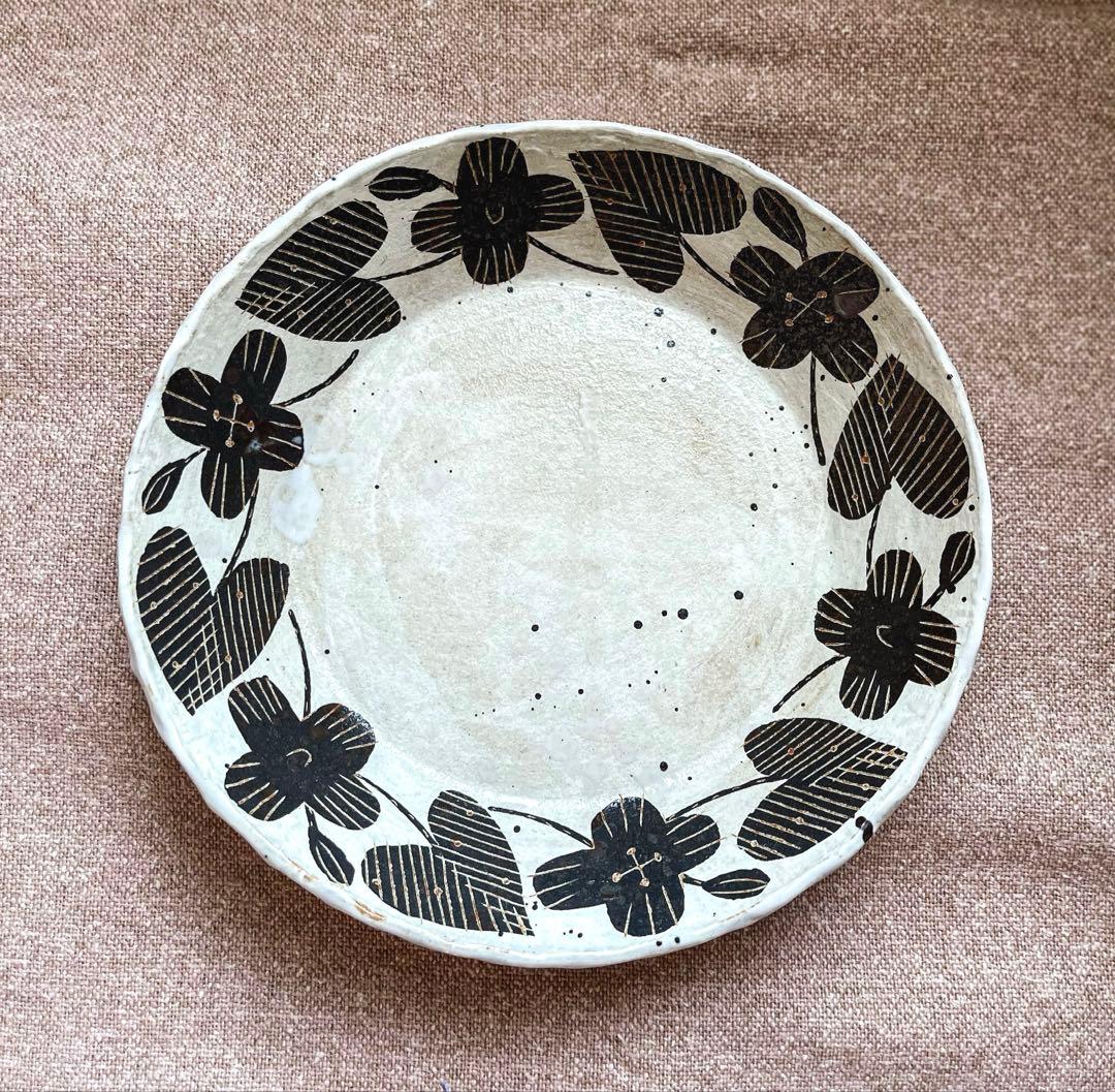 未使用品 陶芸家 鹿児島睦 モノトーン 黒の花図案のプレート　美術品