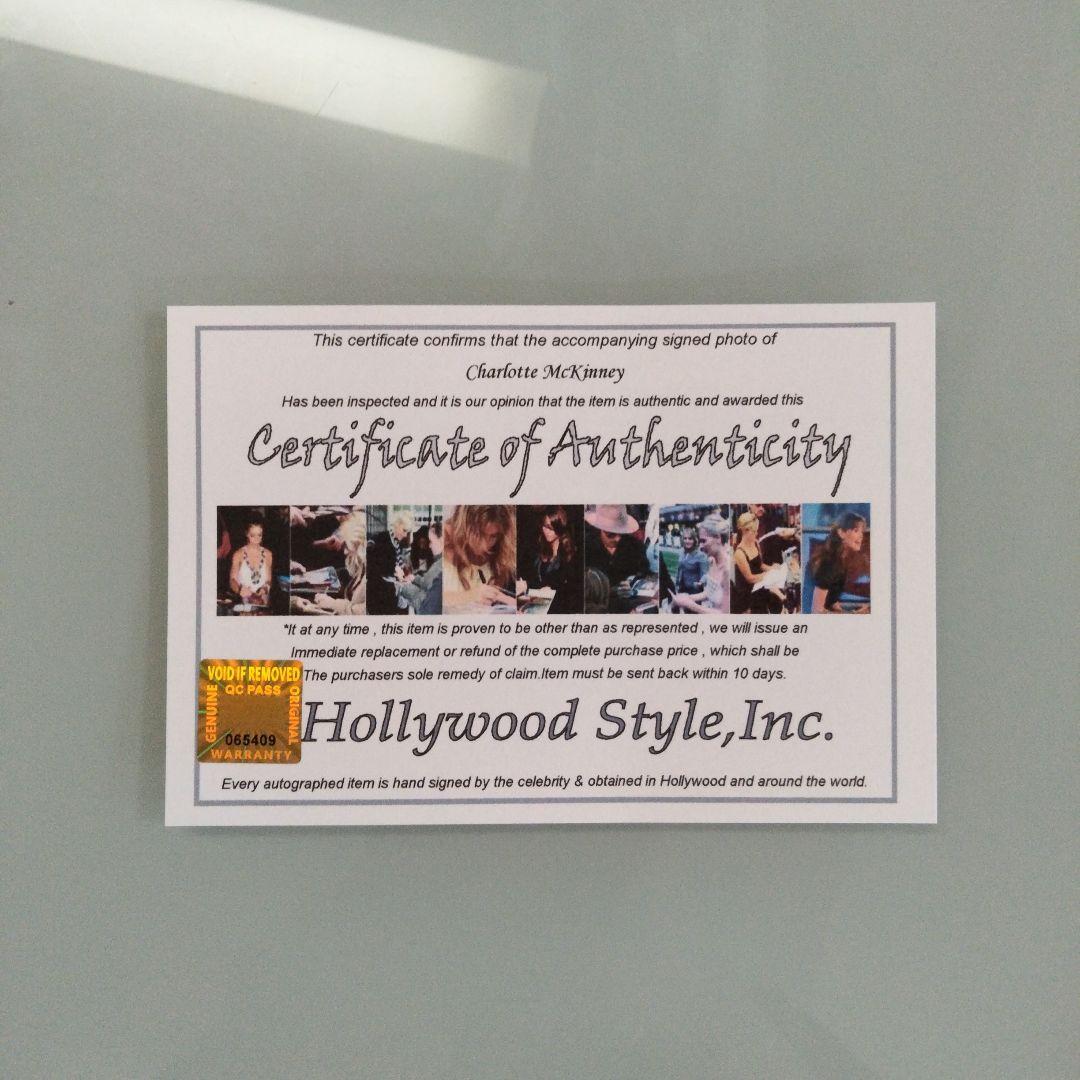 シャーロット・マッキニー直筆サイン入り2Lサイズ写真…