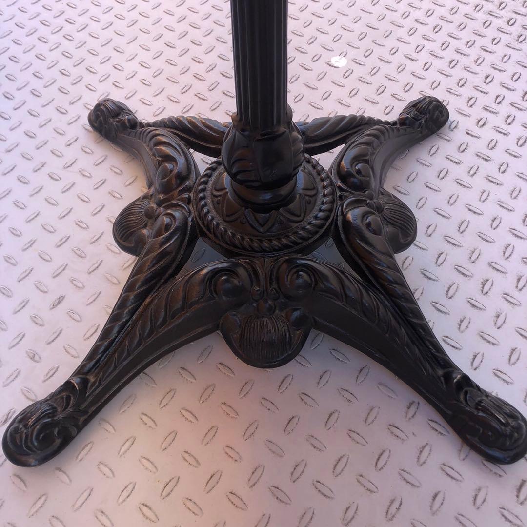 クラシックな木製テーブル　カフェテーブル