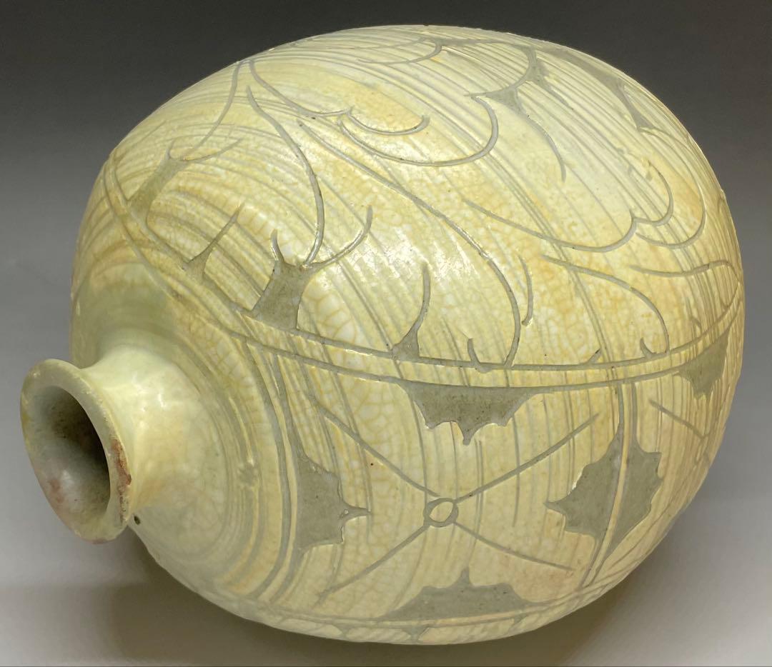 李朝　粉青沙器　扁壺　牡丹文　y023