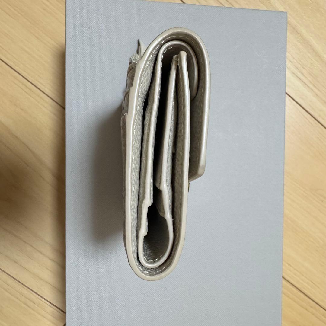 ホワイトレザー 三つ折り財布　カフネ　cafune