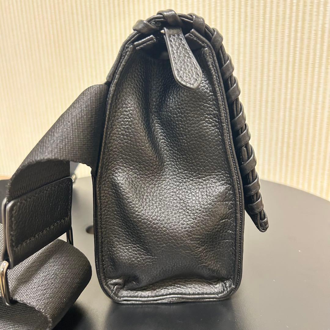 イアパピヨネ　ワイドテープショルダーバッグ　黒 編み込みデザイン