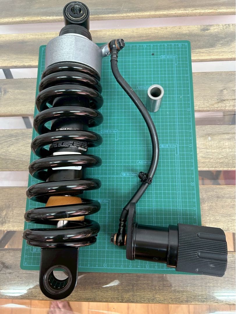 FXBR117ブレイクアウトローダウンキット組込済みの純正サスペンション