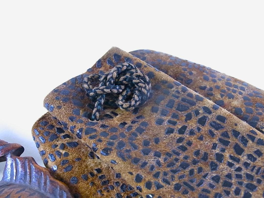 【 E719 】 コレクター放出品　明治時代～大正時代　アイヌ玉魚根付皮提げ袋