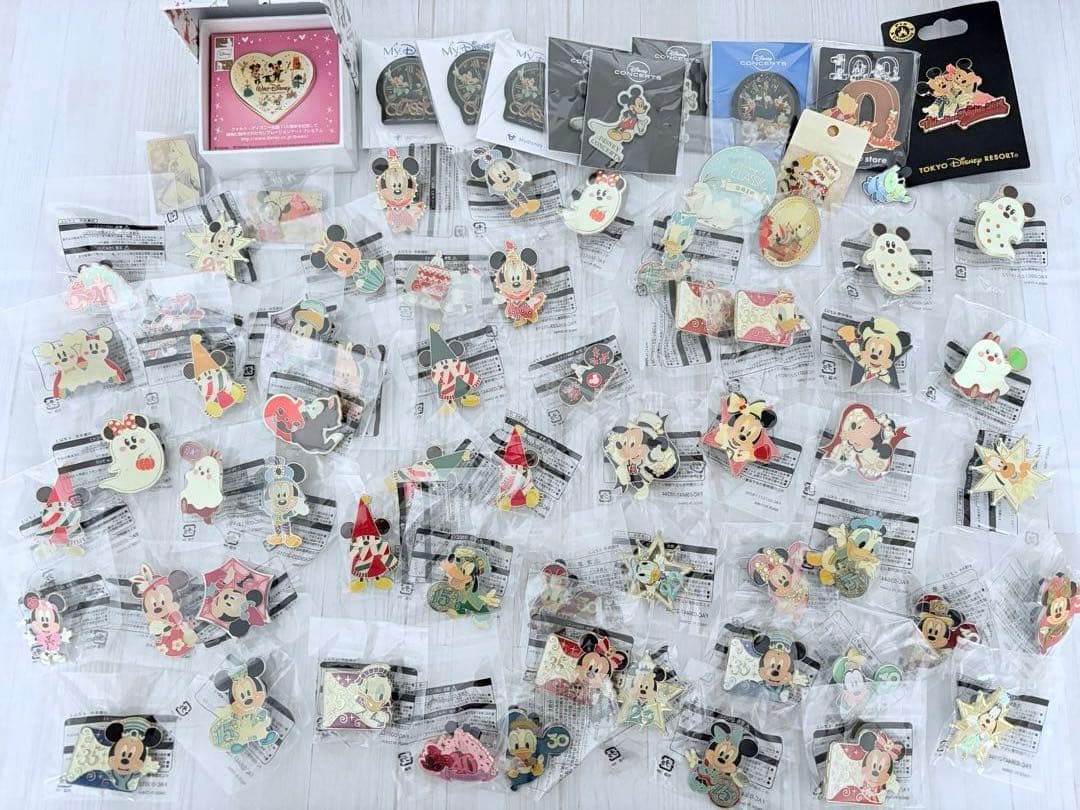 ディズニー　ピンバッジ　チャーム　127個　ディズニーストア