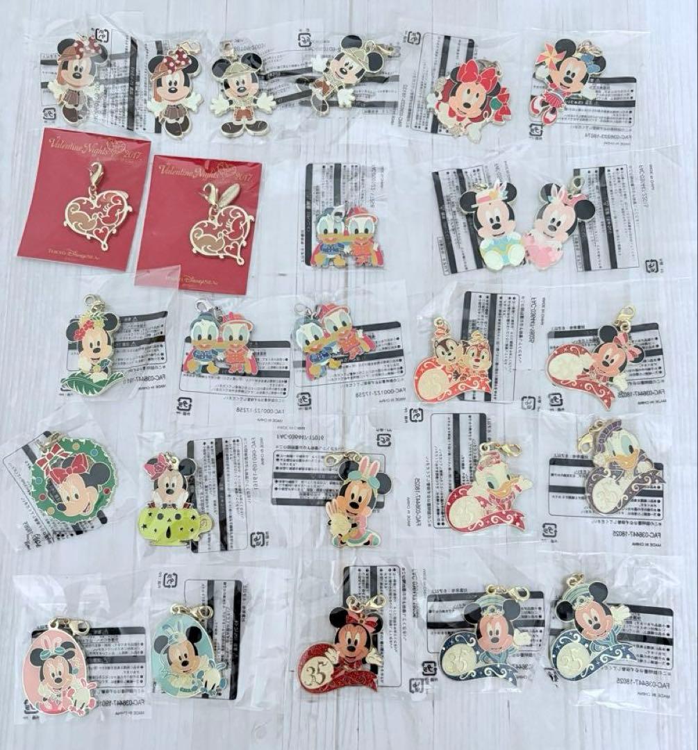 ディズニー　ピンバッジ　チャーム　127個　ディズニーストア