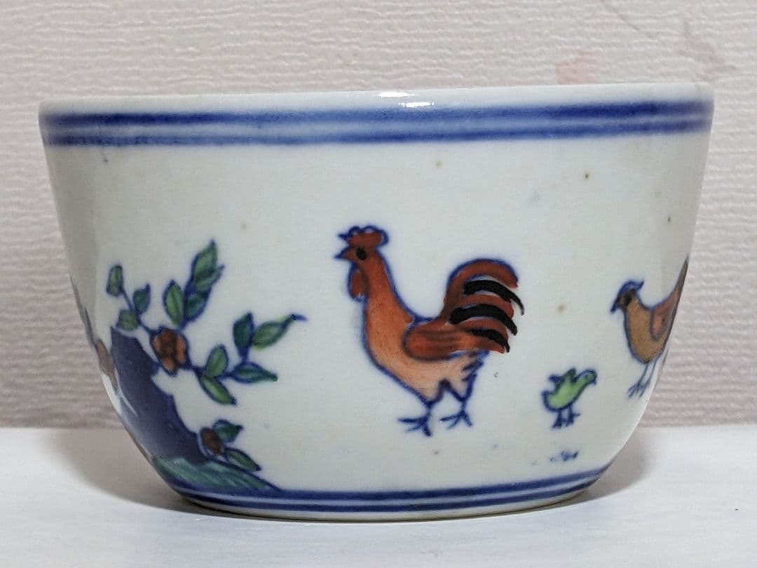 ♦中国 古い倣古品 チキンカップ 大明成化年製 染付色絵 闘彩鶏図 茶碗 骨董品