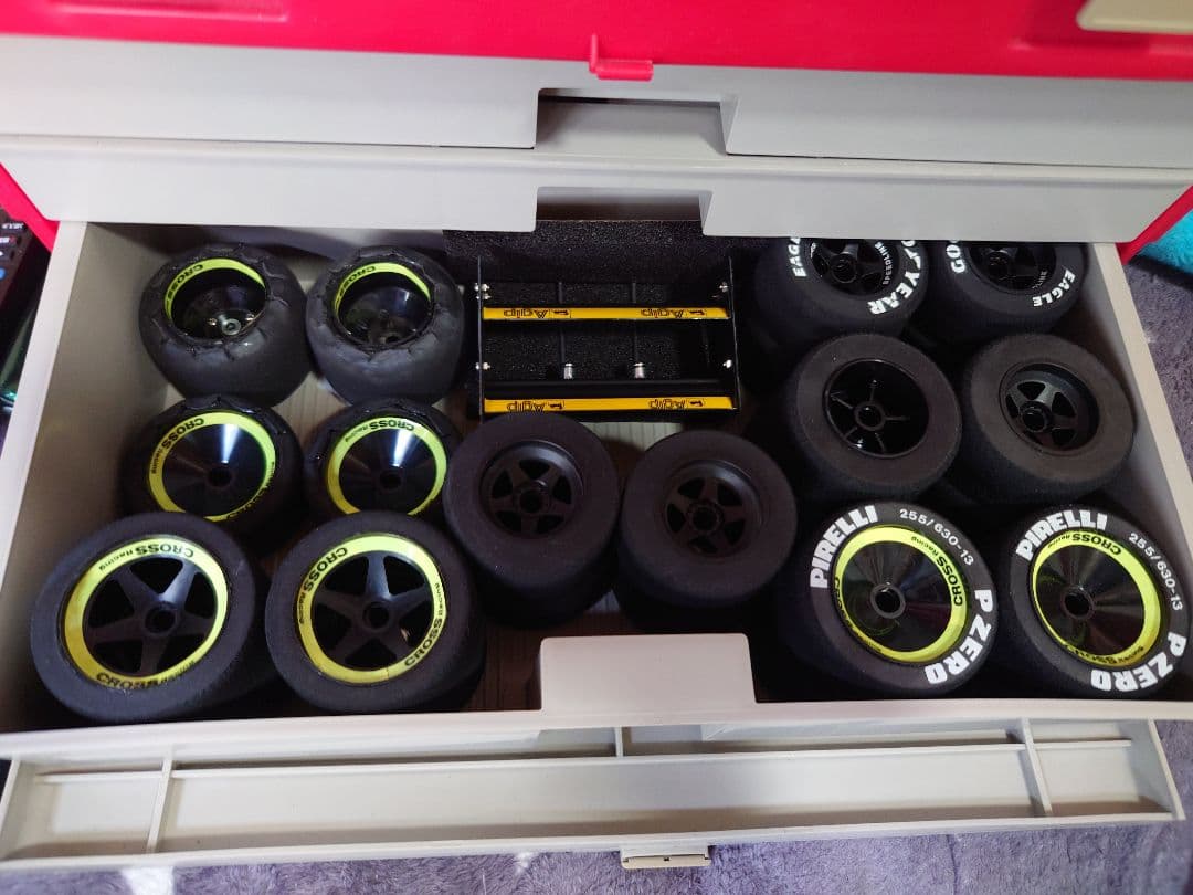 ＲＣフェラーリ Ｆ１８７＋京商PIT BOX(部品、タイヤ６セット)